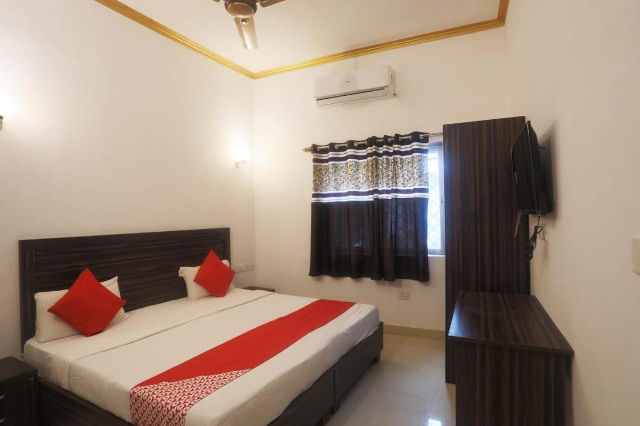 Central Hotel Khajurāho Exterior photo